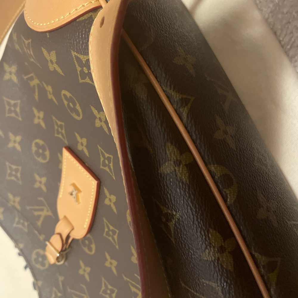 Excellent condition, with box and dust bag.less than a year old . - Picture 6 of 10